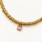 Detalle del colgante rosa del collar Alira Gold