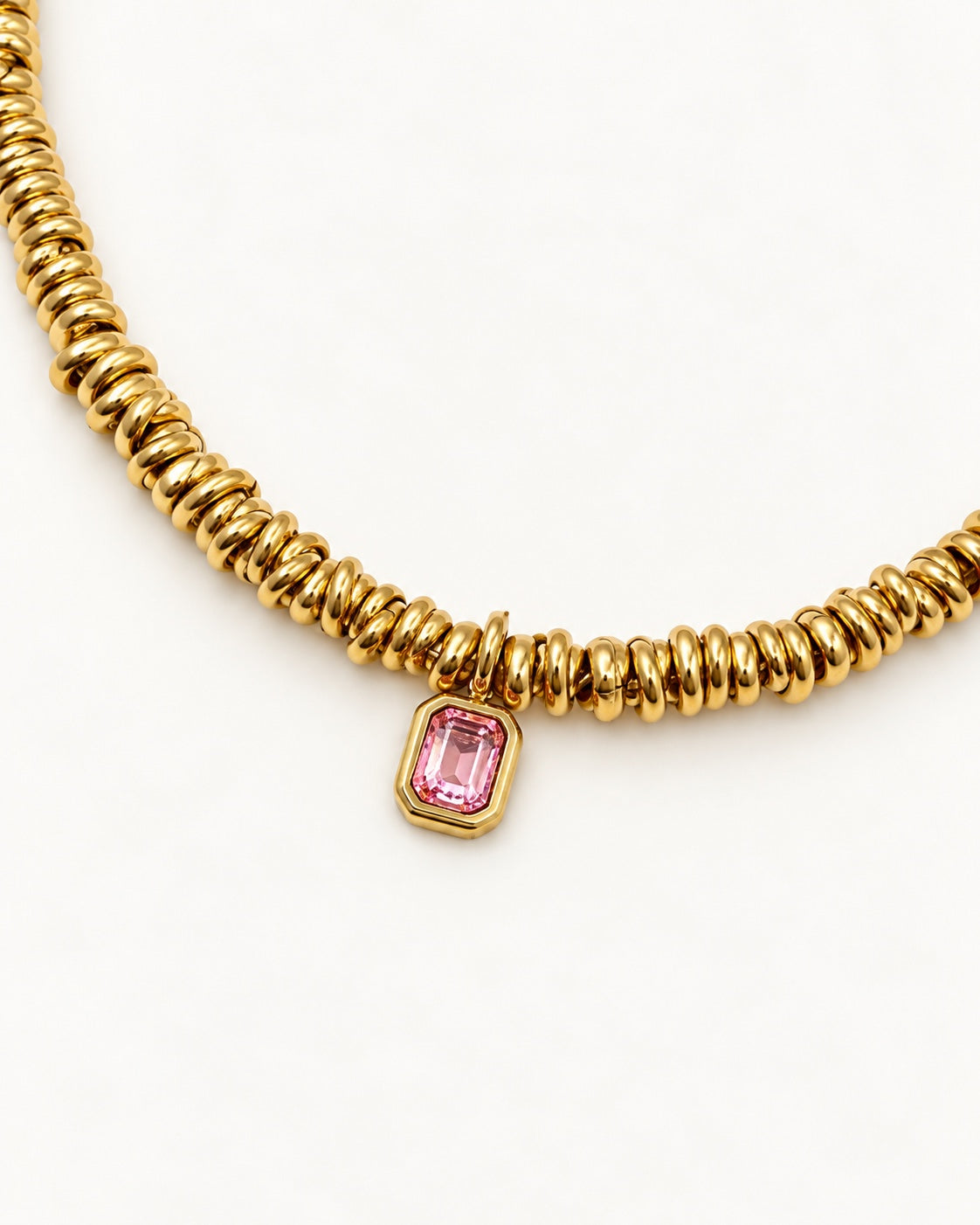 Detalle del colgante rosa del collar Alira Gold