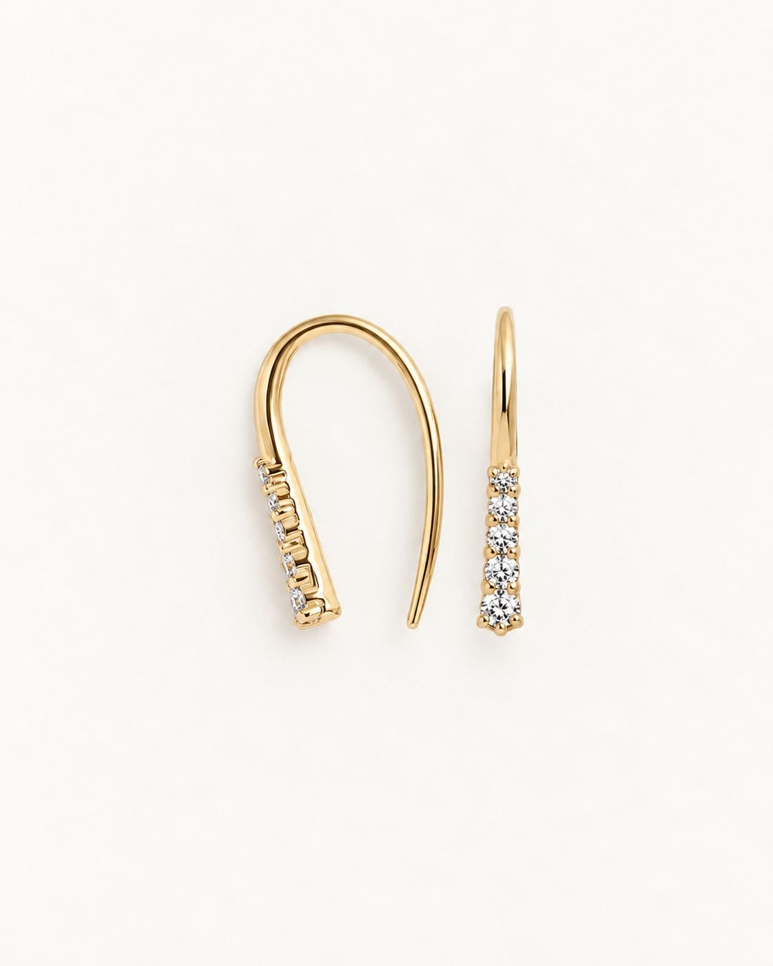 Pendientes Linea Gold, vista de detalle del cierre curvo y las circonitas
