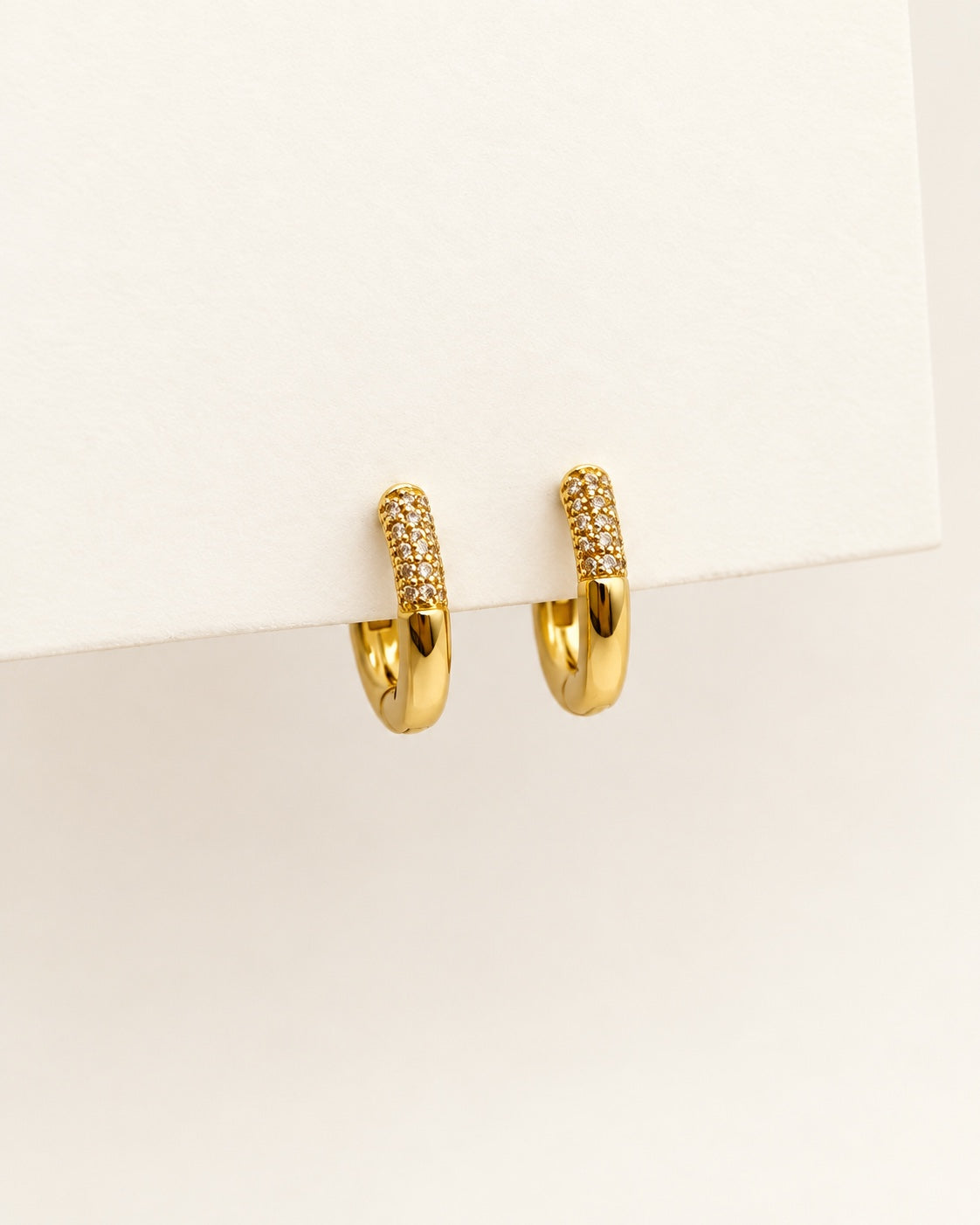 Pendientes Lumi Gold en expositor