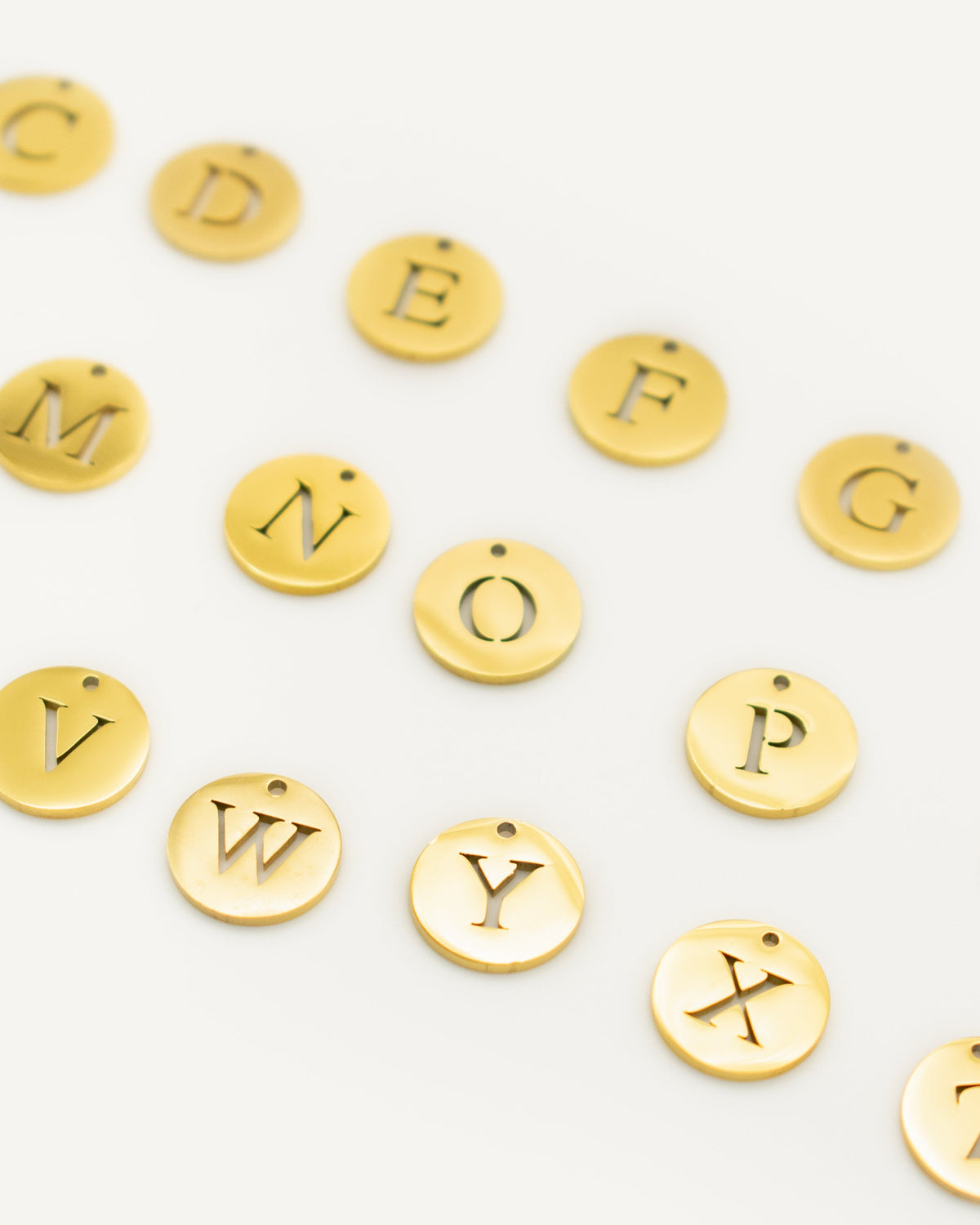 Charm Medalla Letra Gold