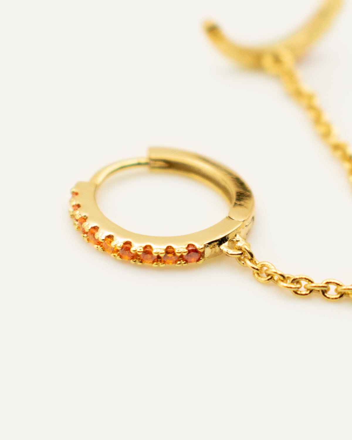 Arito Earcuff con cadena Naranja Gold